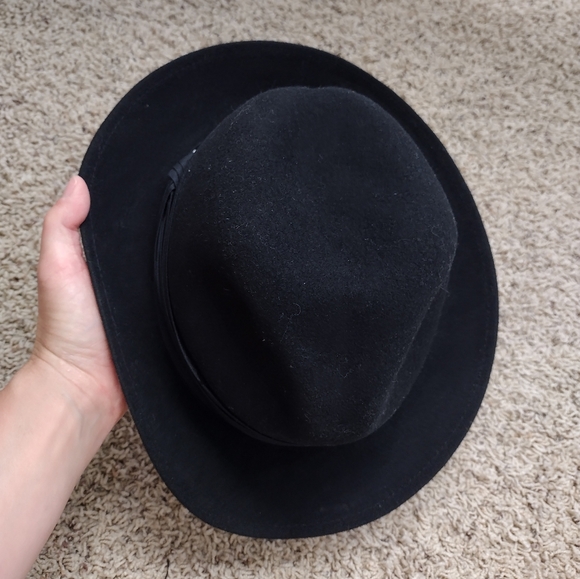 Suede Black Hat - Picture 5 of 7
